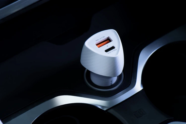 Szybka ładowarka samochodowa Forcell F-Energy Carbon 38W – USB-C PD + USB QC 3.0 – Biała