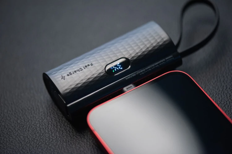 Kieszonkowy powerbank ze złączem Lightning Forcell F-Energy Power Plug F5K3 5000 mAh PD 20W – Czarny